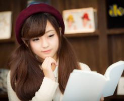 本を読んでいる女性