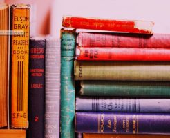 本が山積みになっている様子