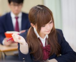 視線を感じる女性