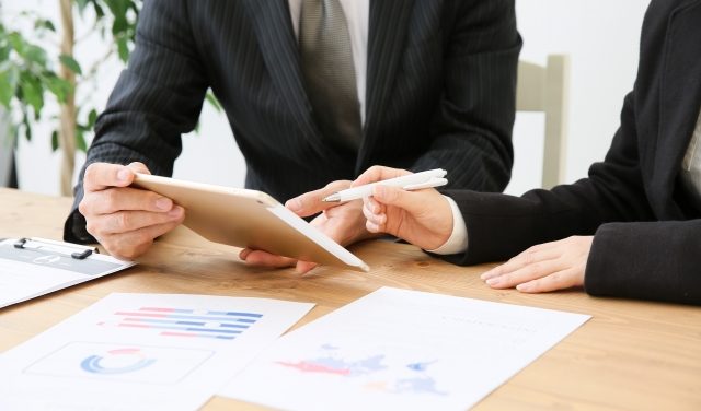 打ち合わせしている風景