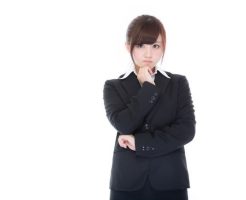 考え事をしているOL女性