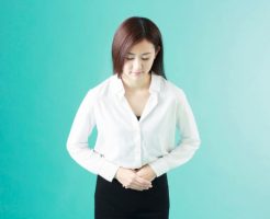 お辞儀をする女性
