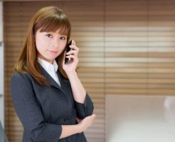 女性が電話をしている様子