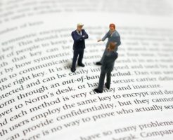 辞書の上に人が立つ