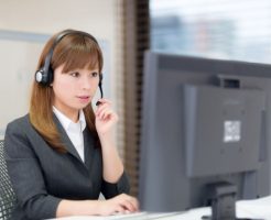 受け答えをしている女性