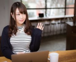 女の子とパソコン