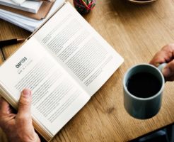 本を読みながらコーヒーを飲む