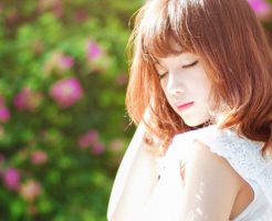 目を瞑る女性