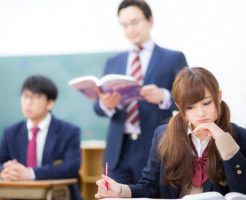 勉強している生徒