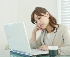 悩む女性