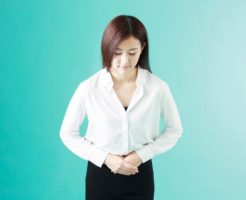 謝る女性