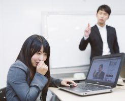 失笑している女性