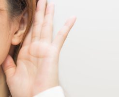 聞く女性