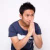 平謝りをする男性